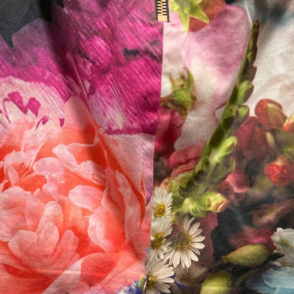 Elegant Ted Baker London ,Black Floral Pencil Skirt made to impress. - Picture 3 of 7